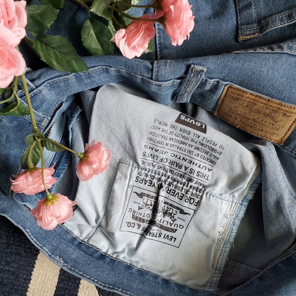 Light Levi's High Rise Jeans - Picture 6 of 9